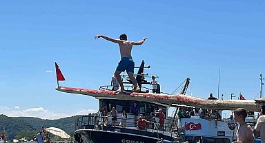 Yağlı direkten Türk bayrağını alana 30 bin lira değerinde ödül
