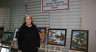 Yalnızlığını resim yaparak gideriyor