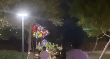 Yerdeki gencin yüzüne topa vurur gibi tekme attı