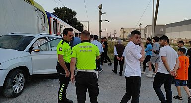 Yolcu treni otomobile çarptı: Sürücü yara almadan kurtuldu