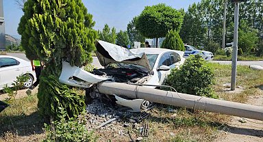 Yoldan çıkan otomobil, elektrik direğine çarptı: 3 yaralı