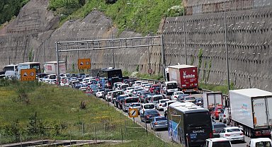 Zincirleme kaza TEM Otoyolu Bolu geçişinde uzun araç kuyrukları oluşturdu