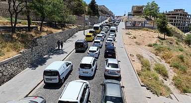 Ziyaretçi akınına uğrayan Mardin'de kilometrelerce araç kuyruğu oluştu